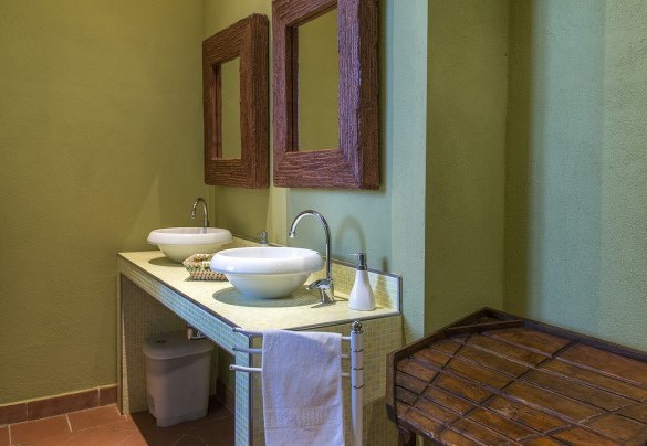 Doppio bagno di servizio con doppio lavabo (di cui uno a norma per invalidi) - Podere Sant’Eugenio