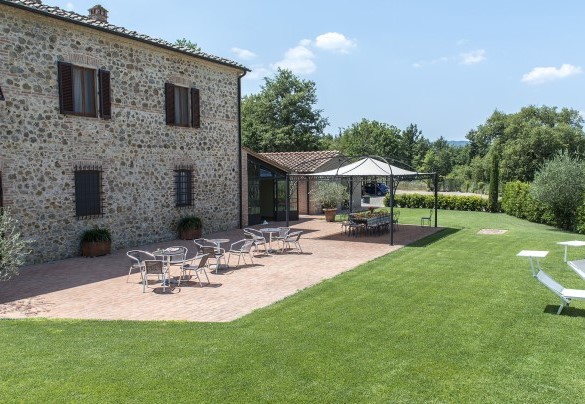  Una larga superficie coltivata a prato, un verde tappeto al centro - Podere Sant’Eugenio