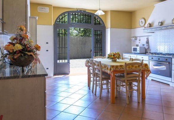 La cucina grande e funzionale con accesso all’esterno - Podere Sant’Eugenio