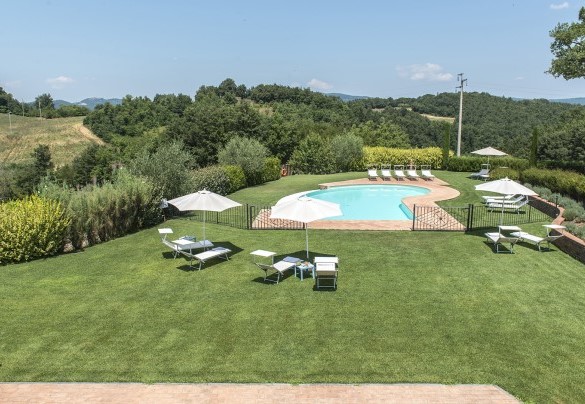Un giardino trionfante di colori: cespugli di aromatiche mediterranee, piante in vaso, cipressi ed ulivi - Podere Sant’Eugenio
