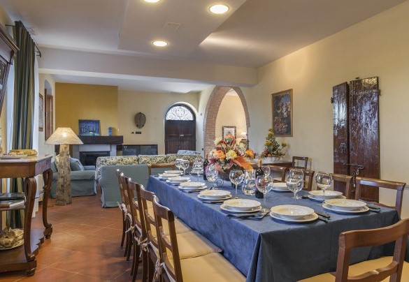 La zona pranzo è ben collegata alla grande e funzionale cucina - Podere Sant’Eugenio