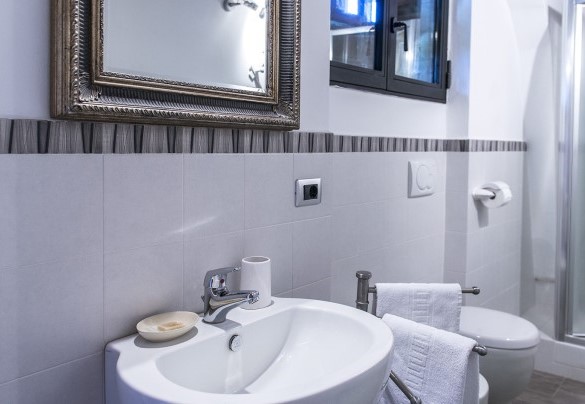 En-suite bathroom with shower on the first floor in the annex - Podere Sant’Eugenio
