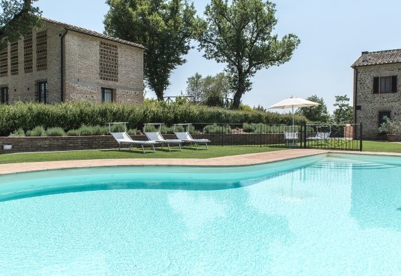 Su una vasta ed accuditissima distesa di soffice prato, al centro del quale troneggia la bella piscina dalla forma spiritosa - Podere Sant’Eugenio