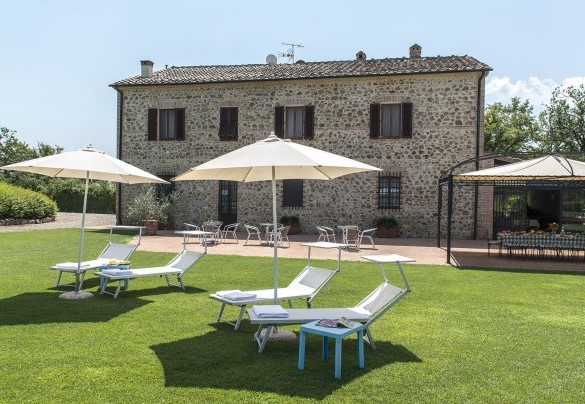 La zona solarium è fornita di lettini, tavolini ed ombrelloni - Podere Sant’Eugenio