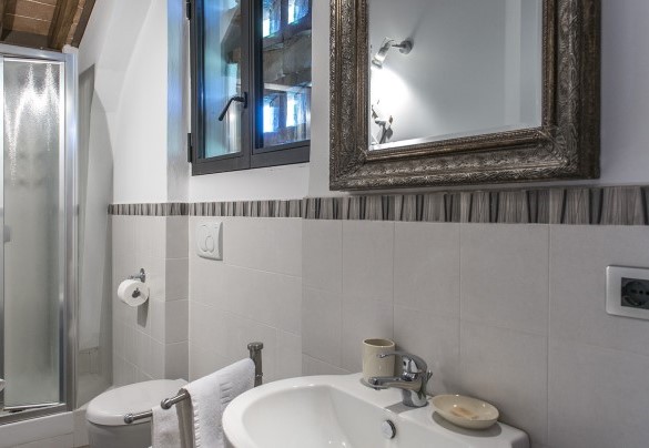 En-suite bathroom with shower on the first floor in the annex - Podere Sant’Eugenio