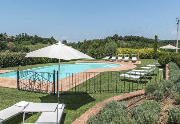 La zona solarium, delimitata naturalmente da siepi, muretti e da un cancellino per la sicurezza dei bambini - Podere Sant’Eugenio