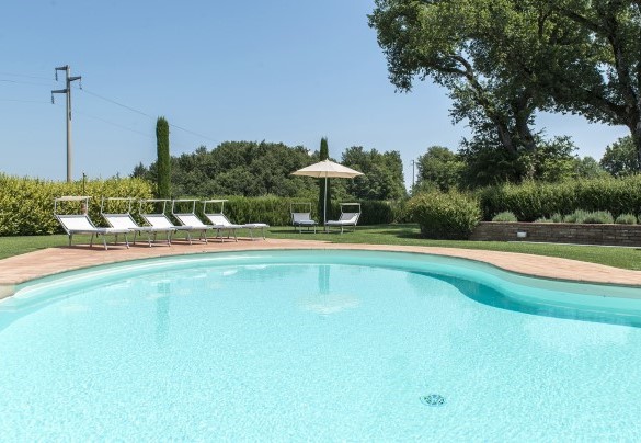 La piscina, impreziosita da una suggestiva cornice panoramica - Podere Sant’Eugenio