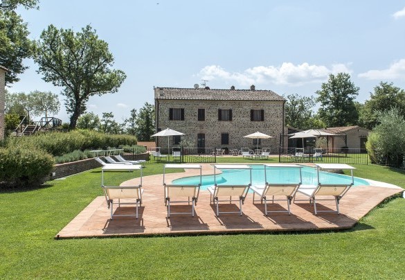 La piscina attrezzata con lettini e ombrelloni - Podere Sant’Eugenio