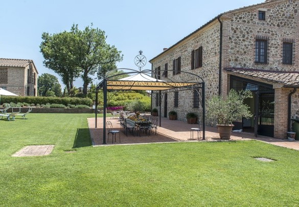  Un elegante gazebo per gustare colazioni all’aperto e un’area con sedie e tavolini - Podere Sant’Eugenio