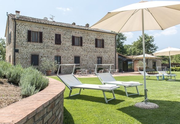 Sul retro, lungo il lastricato in cotto che si allunga a partire dagli accessi diretti del casale - Podere Sant’Eugenio
