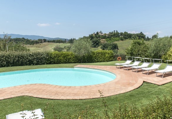 La piscina, impreziosita da una suggestiva cornice panoramica, è collocata al centro del giardino ed a pochi metri sia dal casale che dall’annesso - Podere Sant’Eugenio