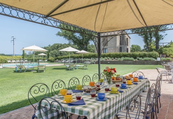  Un elegante gazebo per gustare colazioni all’aperto e un’area con sedie e tavolini - Podere Sant’Eugenio