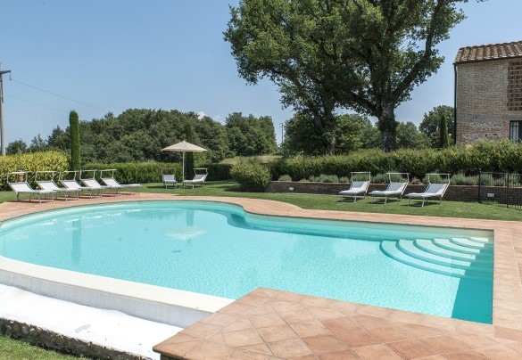 La piscina, depurata a cloro, dispone di doccia con acqua fredda e rimarrà aperta dall’ultimo sabato di aprile fino al primo sabato di ottobre - Podere Sant’Eugenio