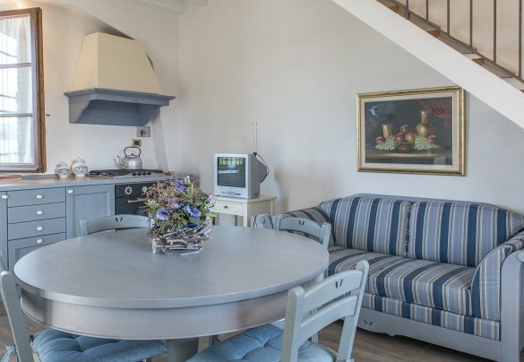 Open-plan with living room and kitchenette on the ground floor in the annex - Podere Sant’Eugenio