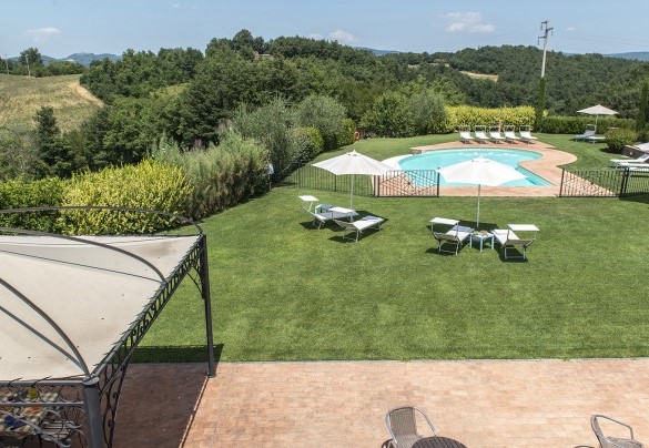 Le strutture, nel rispetto dello stile architettonico toscano, sono esternamente rivestite in pietra arenaria - Podere Sant’Eugenio