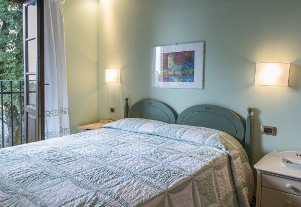 Double bedroom with bathroom with shower on the first floor in the annex - Podere Sant’Eugenio