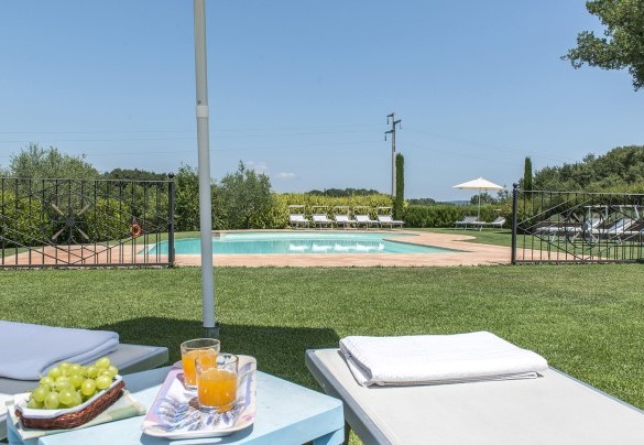 La zona solarium è fornita di lettini, tavolini ed ombrelloni - Podere Sant’Eugenio