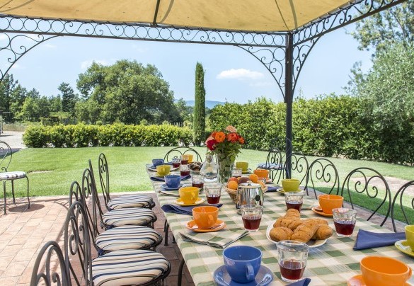 La zona colazione sotto al gazebo elegante - Podere Sant’Eugenio