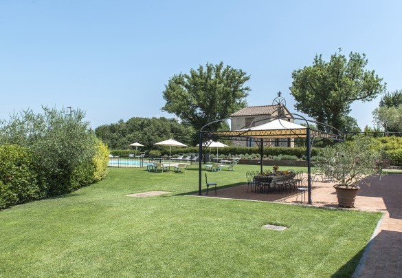 Tutt’intorno, a corollario di questa invitante cornice, le placide atmosfere rigeneranti della natura, qui protagonista assoluta - Podere Sant’Eugenio