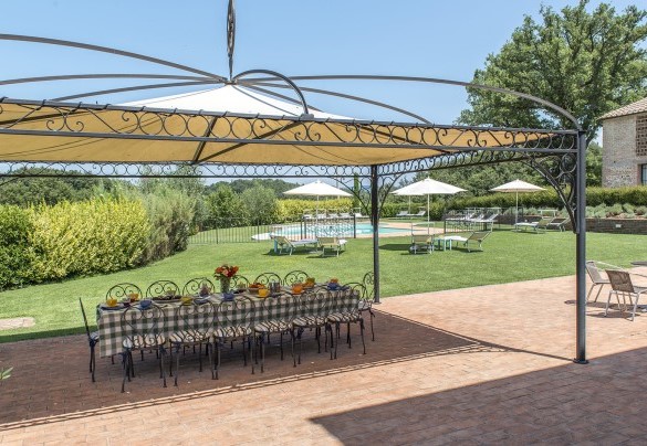 Un elegante gazebo per gustare colazioni all’aperto - Podere Sant’Eugenio