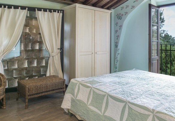 Double bedroom with bathroom with shower on the first floor in the annex - Podere Sant’Eugenio