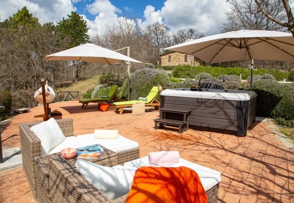 five-pax heated outdoor Jacuzzi - Podere Santa Croce