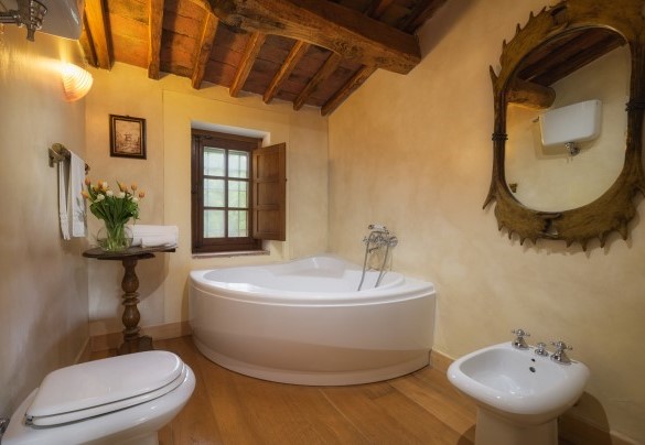 Private bathroom n.3 with tub on the first floor – Podere Santa Croce