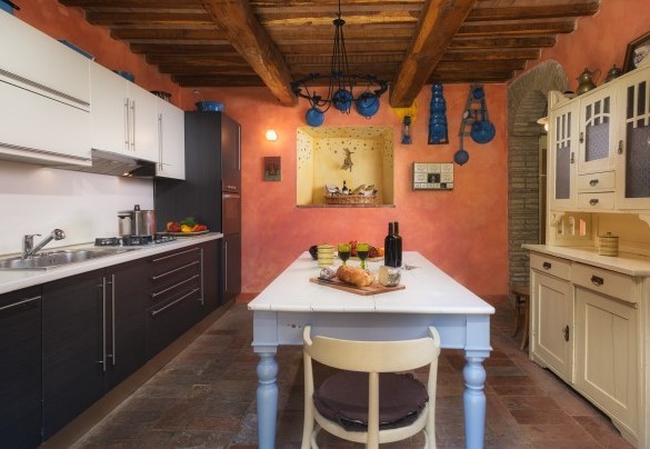 The kitchen with access to the external dining area – Podere Santa Croce