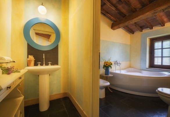 Private bathroom n.4 with tub on the first floor– Podere Santa Croce