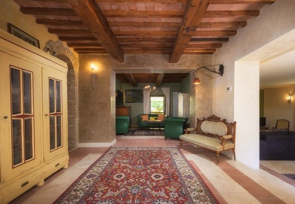 the entrance hall, connected to the sitting room with TV and a French window  – Podere Santa Croce