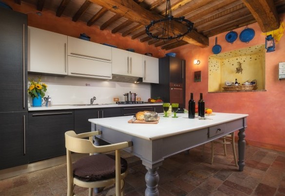 The kitchen with access to the external dining area – Podere Santa Croce