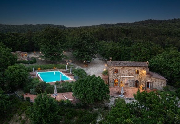 This idyllic picture is completed by the swimming pool surrounded by aromatic herbs and equipped for relaxation – Podere Santa Croce