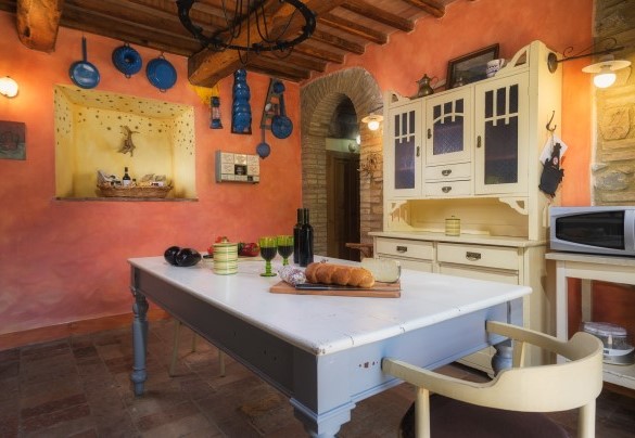 The kitchen with access to the external dining area – Podere Santa Croce