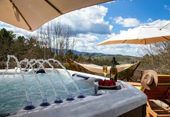 five-pax heated outdoor Jacuzzi - Podere Santa Croce