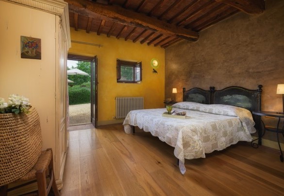 Double bedroom n.1 with private bathroom n.1 on the ground floor with French door – Podere Santa Croce