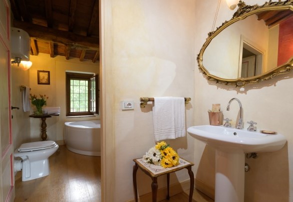 Private bathroom n.3 with tub on the first floor – Podere Santa Croce