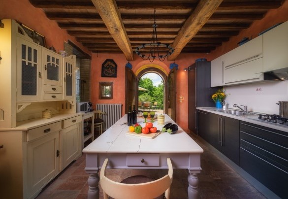 The kitchen with access to the external dining area – Podere Santa Croce