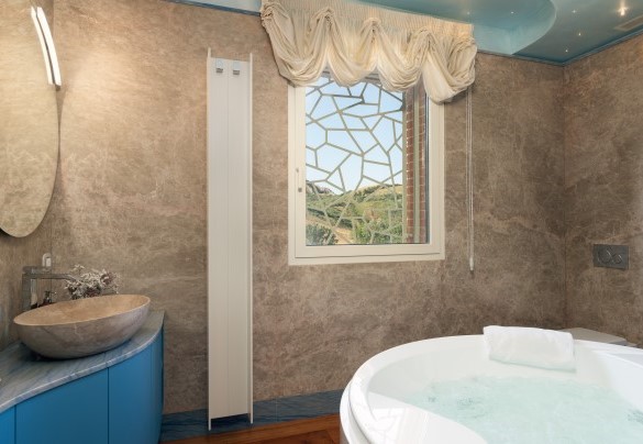 The ensuite bathroom with whirlpool tub no. 3 on the first floor in the main house – Podere Terranuova