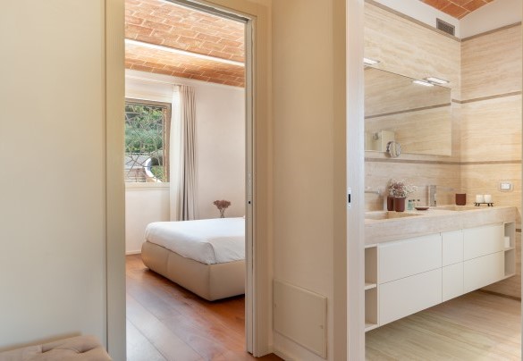 The bathroom with shower no. 2 on the ground floor in the main house shared by the two bedrooms – Podere Terranuova