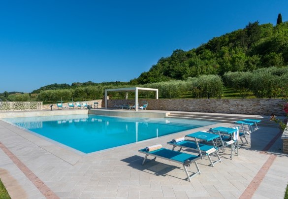 The pool, measuring 16 x 8.5 m with the depth varying from 1.05 to 1.40 m, has a 20 cm beach entrance and Roman steps for access to the water – Podere Terranuova