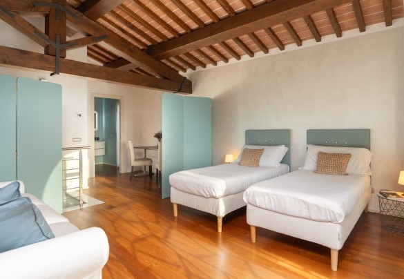 The loft on the first floor in the annex with two single beds – Podere Terranuova