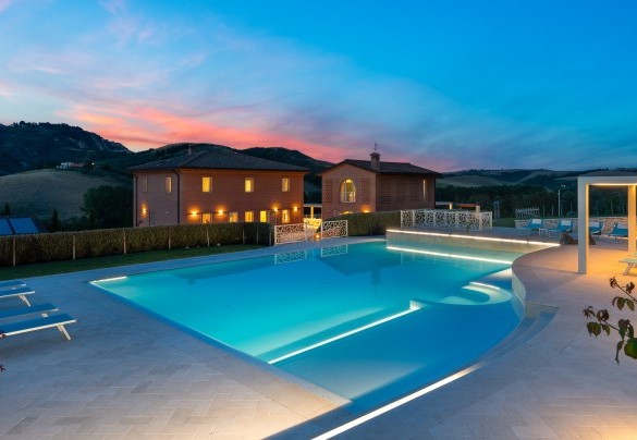 The marble solarium, with a small area of lawn, equipped with sunbeds and an illuminated gazebo, offering maximum comfort to guests – Podere Terranuova