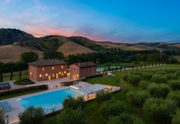 Thanks to its location, it is possible to enjoy the tranquillity of the place without renouncing the convenience of reaching the most famous destinations in Tuscany – Podere Terranuova