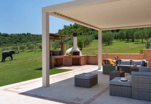 The patio also features a shaded lounge, ideal for moments of relaxation in total tranquillity and, adjacent, the brick barbecue and wood-burning oven – Podere Terranuova