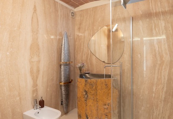The bathroom with shower no. 1 on the basement floor in the main house – Podere Terranuova