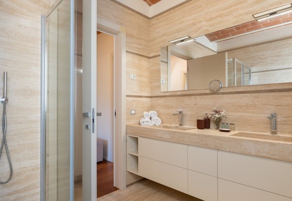 The bathroom with shower no. 2 on the ground floor in the main house – Podere Terranuova