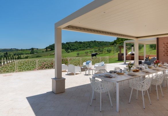 The dining area, a space perfectly designed for outdoor meals while enjoying an unparalleled view – Podere Terranuova