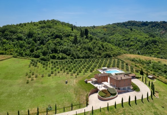 The exterior has been designed with great care, offering a harmonious connection between the house and its natural surroundings – Podere Terranuova