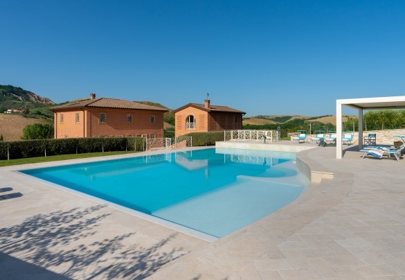 The pool is lined with Bisazza mosaic and purified with chlorine and salt – Podere Terranuova