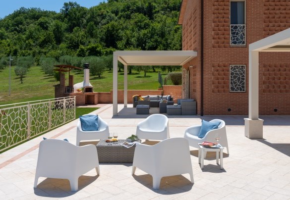 The patio also features a shaded lounge, ideal for moments of relaxation in total tranquillity and, adjacent, the brick barbecue and wood-burning oven – Podere Terranuova